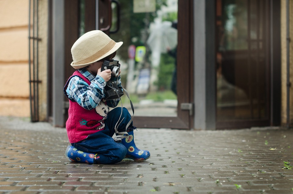 lille dreng med antikt kamera